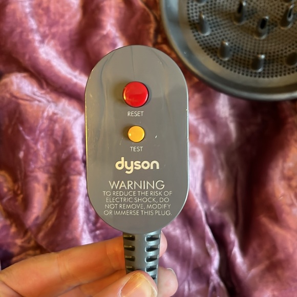 Dyson hairdryer with style and diffuser attachments - Picture 5 of 5